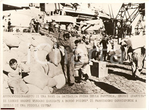Fotografia d epoca originale 1942 AFRICA SETTENTRIONALE ? Marinai caricano legumi su nave da battaglia Foto 1