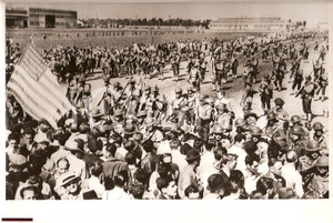 Fotografia d epoca originale 1941 LOS ANGELES Esercito con baionette vs manifestanti NORTH AMERICAN AVIATION 1