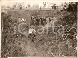 Fotografia d epoca originale 1931 NOVATE MILANESE Passaggio di una cava al Cross Country Motociclistico FOTO 1