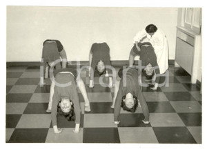 Fotografia d epoca originale 1954 MODENA Ginnastica posturale ragazze prof. BONOLA Foto 14x10 cm 1