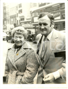 Fotografia d epoca originale 1979 LONDON UK SOCCER Don REVIE with his wife arrive at High Court Picture 1