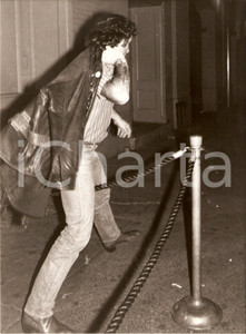 Fotografia d epoca originale 1980 circa ARGENTINA Tennis Guillermo VILAS scavalca cordoni sicurezza FOTO 1