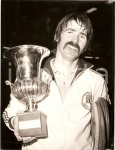 Fotografia d epoca originale 1973 MILANO Tennis COPPA ASTOR Marty RIESSEN impugna il trofeo Fotografia 1