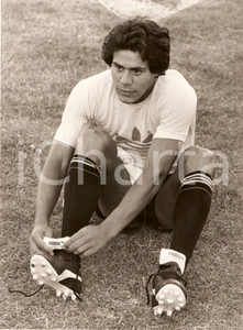 Fotografia d epoca originale 1980 ca CALCIO Ruben PAZ allaccia scarpe PUMA Centrocampista URUGUAY Fotografia 1