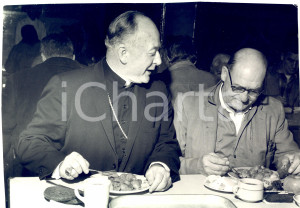 Fotografia d epoca originale 1963 SAN FRANCISCO USA Arcivescovo Joseph McGUCKEN pranza con George FOLEY sr 1