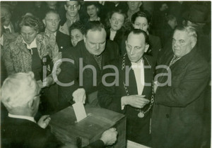 Fotografia d epoca originale 1946 PARIS Maurice THOREZ Jeannette VERMEERSCH votano per la Repubblica FOTO 1