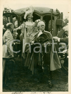 Fotografia d epoca originale 1932 AMBOISE Generale Georges TABOUIS bacia mano CÃ©cile SOREL Mariage FIGARO 1