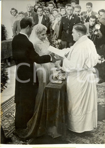 Fotografia d epoca originale 1957 SCHONGAU D Maria SCHELL attrice e Horst HAECHLER sposi durante cerimonia 1