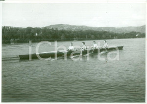 Fotografia d epoca originale 1955 ca SVIZZERA CANOTTAGGIO Canottieri si allenano nel lago Fotografia 1