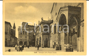 Cartolina originale da collezione 1930 ca LODI Dettaglio della piazza Duomo Cartolina ANIMATA bandiera FP VG 1