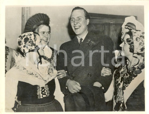 Fotografia d epoca originale 1934 LONDON Carlo di SVEZIA inaugura Bazar de Noel in HARCOURT STREET 1