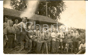Fotografia d epoca originale 1915 ca WW1 FRANCIA Soldati di fanteria fuori da una baracca Fotografia FP 1