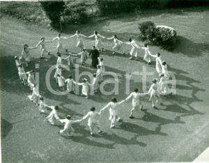 Fotografia d epoca originale 1955 ca ROMA Bambine danzano in cerchio al Santuario del DIVINO AMORE Fotografia 1