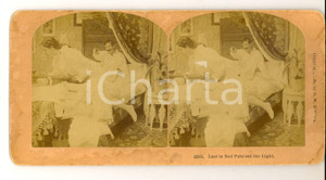 Fotografia d epoca originale 1899 LITTLETON USA Last in bed puts out the light KILBURN Comic stereoview 1