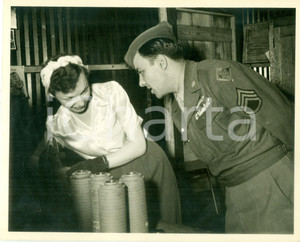 Fotografia d epoca originale 1945 PITTSBURGH USA ? Ufficiale americano e operaia in una fabbrica Fotografia 1