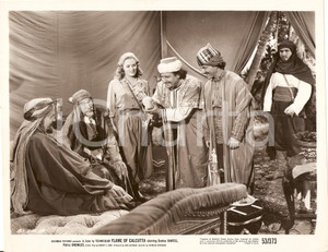 Fotografia d epoca originale 1953 FLAME OF CALCUTTA Denise DARCEL con mercanti indiani Foto di scena 1