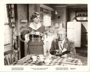 Fotografia d epoca originale 1952 JUST ACROSS THE STREET Cecil KELLAWAY Ann SHERIDAN breakfast Foto di scena 1