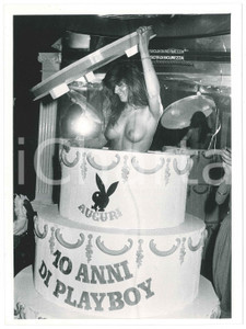 Fotografia d epoca originale 1980 ROMA PIPER Pamela PRATI esce nuda da torta  Festa 10 anni PLAYBOY Foto 1 1