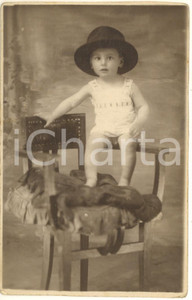 Fotografia d epoca originale 1930 ca MILANO ? Ritratto di bambina con cappello su una sedia Foto cartolina 1