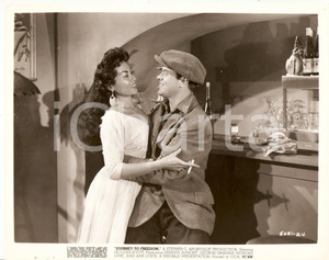 Fotografia d epoca originale 1957 JOURNEY TO FREEDOM Movie by Robert C. DERTANO Man hugs exotic dancer Foto 1