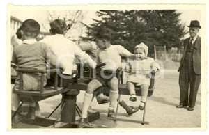 Fotografia d epoca originale 1944 CORNAREDO Confezioni MAIM  Giostra per i figli dei dipendenti Foto 1