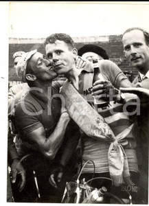 Fotografia d epoca originale 1956 CICLISMO 39Â° GIRO D ITALIA Michel STOLKER vince 15 tappa Foto 14x18 1