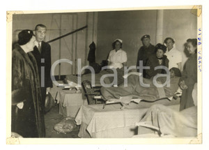 Fotografia d epoca originale 1958 s. l. Queen Juliana of the Netherlands visiting a hospital  Photo 21x14 cm 1