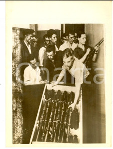 Fotografia d epoca originale 1941 WW2 RUSSIA Soviet youth passing out rifles of an Exterminator Battalion 1