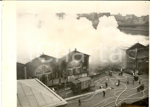 1960 PARIS Gare marchandises EST-VILLETTE - Violent incendie - Photo RARE Fotografia d'epoca con didascalia coeva.  CONDIZIONI: G (ma piccoli fori marginali)FORMATO: 18x13 cm    originale e autentica 1