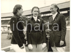 1955 LONDON Horse Show - Pat SMYTHE - Natalie PERRONE - J. SAVON *Photo 20x15 Fotografia d'epoca, con didascalia coeva al verso. CONDIZIONI: FAIR (piccola mancanza all'angolo inferiore sinistro)FORMATO: 20x15 cm    originale e autentica 1