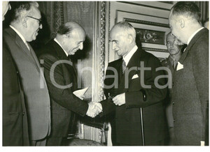 1954 ROMA Luigi EINAUDI riceve presidente Mario SCELBA al Quirinale *Foto 18x13 Fotografia d'epoca con didascalia coeva al verso.  CONDIZIONI: G (ma piccola sovraimpressione) CONDIZIONI: 18x13 cm    originale e autentica 1