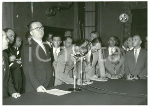 1953 ROMA Giuseppe PELLA interviene durante conferenza stampa *Foto 18x13 Fotografia d'epoca con didascalia coeva al verso.  CONDIZIONI: FAIR (ondulazione; piccola sovraimpressione) CONDIZIONI: 18x13 cm    originale e autentica 1
