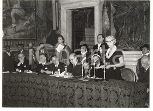 1955 ca ROMA Discorso dell'ambasciatrice USA Clare BOOTHE LUCE *Foto 18x13 cm Fotografia d'epoca.  CONDIZIONI: G (ma piccola piegatura al margine sinistro) CONDIZIONI: 18x13 cm    originale e autentica 1