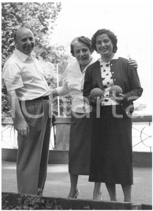1954 BAVENO (VB) La famiglia SCELBA durante una partita a bocce *Foto 13x18 Fotografia d'epoca con didascalia coeva al verso.  CONDIZIONI: G (ma minime sovraimpressioni) CONDIZIONI: 13x18 cm    originale e autentica 1