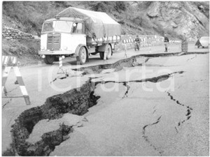 1959 CAPO MELE (SV) Danni stradali causati da una frana *Foto 24x18 cm Fotografia d'epoca con didascalia coeva al verso.  CONDIZIONI: G (piccola piegatura all'angolo superiore destro; lieve sovraimpressione) CONDIZIONI: 24x18 cm    originale e autentica 1