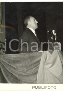 1953 ROMA Teatro Adriano - Discorso di Giuseppe SARAGAT *Foto 13x18 cm Fotografia d'epoca, con didascalia coeva al verso.  CONDIZIONI: G (ma lieve ondulazione) FORMATO: 13x18 cm    originale e autentica 1
