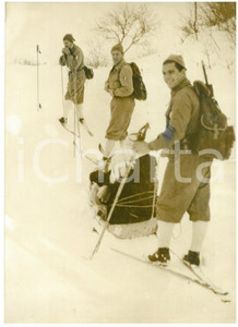 1956 CASAMAINA /LUCOLI Sciatori olimpionici durante operazioni di soccorso *Foto Fotografia d'epoca, con didascalia coeva al verso, che mostra i campioni dello sci in marcia nel territorio di Lucoli, verso la frazione Casamaina, dove trasportarono in ospedale una partoriente bloccata dalla neve..  CONDIZIONI: POOR (bassa qualitÃ  di stampa; alone diffuso) FORMATO: 13x18 cm    originale e autentica 1