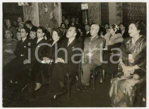 1954 MILANO Famiglia Meneghina - Inaugurazione Mostra Medio ed Estremo Oriente Fotografia d'epoca con didascalia coeva. CONDIZIONI: G FORMATO: 18x13 cm    originale e autentica 1
