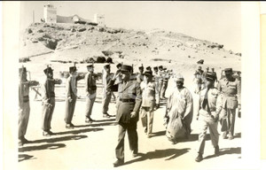 1957 TINDOUF ALGERIE Général DE GAULLE en visite passe devant la garde d'honneur