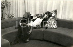 1975 ca COSTUME ITALIA Ritratto attrice Livia CERINI sul divano - Foto 31x20 Fotografia di agenzia. CONDIZIONI: G FORMATO: 31x20 cm    originale e autentica 1