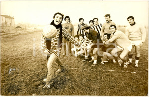 1970 ca COSTUME ITALIA Mino REITANO gioca a calcio con gli amici - Foto 30x20  Fotografia di agenzia. CONDIZIONI: FAIR (piegature al margine inferiore e piccolo residuo cartaceo al lato sinistro; lievi macchie al verso)FORMATO: 30x20 cm    originale e autentica 1