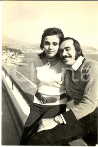 1970 ca COSTUME ITALIA Piero FOCACCIA al mare con la moglie (1) - Foto 20x30 cm Fotografia d'epoca. CONDIZIONI: POOR (rigature verticali)FORMATO: 20x30 cm      originale e autentica 1