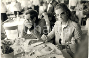 1973 MILANO Cantante MILVA al ristorante con il compagno Mario PIAVE (2) *Foto