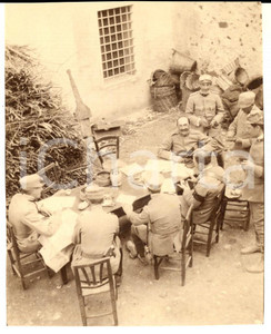 Fotografia d epoca originale 1916 WW1 ZONA DI GUERRA Ufficiali studiano le mappe in cascina  Foto 10x13 cm 1