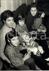 Fotografia d epoca originale 1971 CALCIO JUVENTUS Sandro SALVADORE in casa con la famiglia 2 Foto 30x40 cm 1