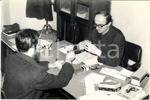 Fotografia d epoca originale 1969 MILANO SALESIANI Incontro con studenti su viaggi e missioni 1 Foto 30x20 1