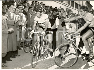 1953 CICLISMO Circuito di SAVONA I vincitori Fausto COPPI e Mino DE ROSSI *Foto Fotografia d'epoca con didascalia coeva al verso.  CONDIZIONI: GFORMATO: 18x13 cm     originale e autentica 1