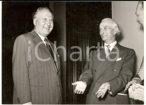 1955 ROMA Crisi di Governo - Antonio SEGNI riceve Randolfo PACCIARDI Foto Fotografia d'epoca con didascalia coeva al verso. CONDIZIONI: G  FORMATO: 18x13 cm     originale e autentica 1
