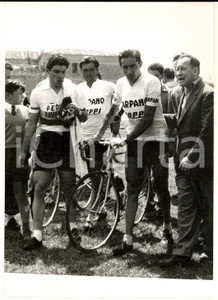 1956 CICLISMO GIRO D'ITALIA Ritiro di Fausto COPPI dopo una caduta - Foto Fotografia d'epoca con didascalia coeva al verso. CONDIZIONI: GFORMATO: 13x18 cm     originale e autentica 1