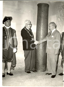 1957 ROMA Sindaco di Toronto Nathan PHILLIPS riceve colonna in dono - Foto